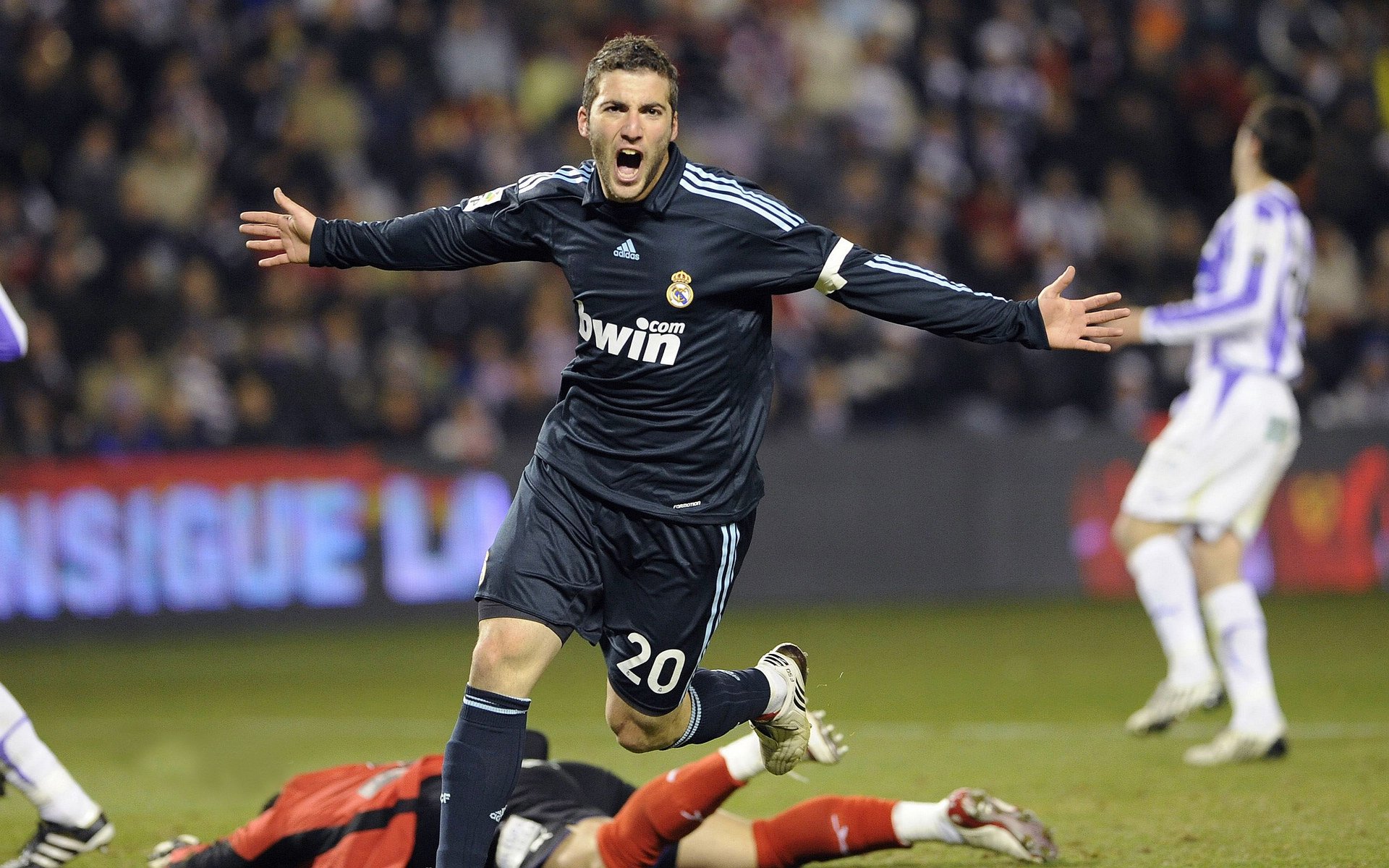 自由泳巅峰对决，世界纪录保持者再创佳绩，巴黎奥运备战进入白热化