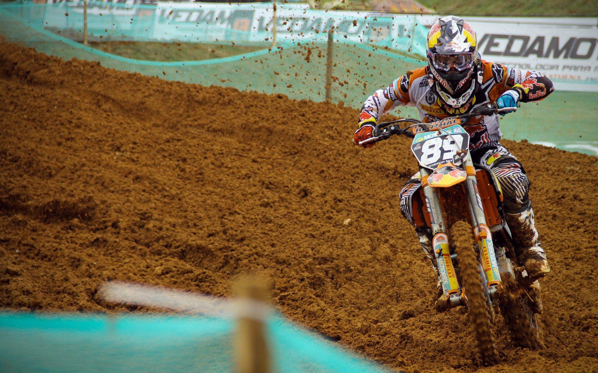 奥维耶多球迷因种族歧视言论遭重罚，西甲赛场再响反歧视警钟